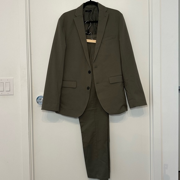 Green fitted suit - Picture 1 of 7
